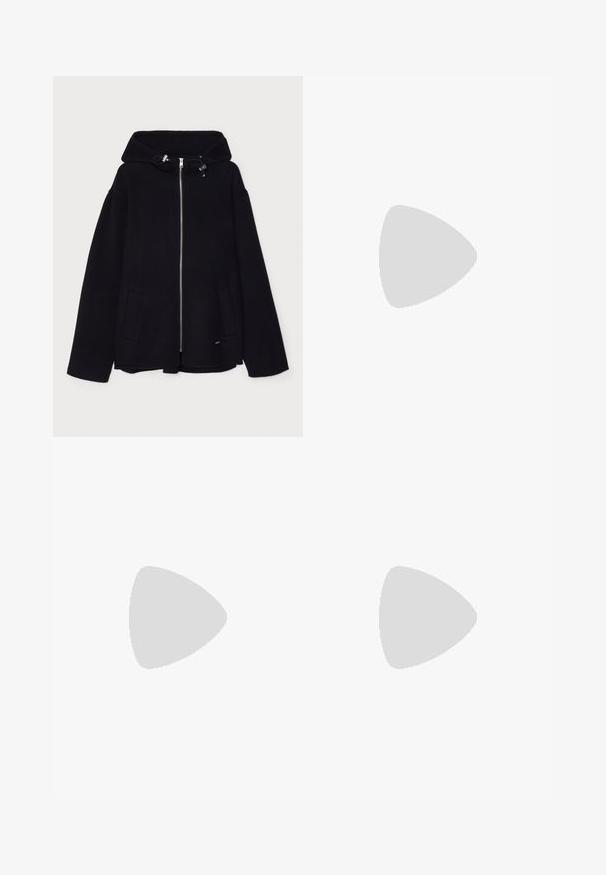 Must värvi fliisist kapuutsiga jakk, ees tõmblukuga, kapuutsi kohandamiseks nöör ja küljetaskud. Sile tekstuur, lõdva lõikega.; Tumehall, tekstuuriga fliiskapuutš, millel on "originals Studio" tekst prinditud rindkerele, soonikkoes mansetid ja äär, esitatud tasasel taustal.; Valge lühikeste varrukatega T-särk, mis on valmistatud pehmest puuvillast. Omab ümarat kaelaauku ja lõdva lõiget, sileda tekstuuri ning puhtat, ilma kaunistusteta disaini.; Heledad sinine teksaseelik kõrge vöökoha ja laia jala lõikega. Omab ees poolt taskuid, tõmblukuga sulgemist ja nähtavaid õmbluse detaile.; Mustad nahkjalatsid valgete paelte ja kolme valge triibuga. Omab ümmargust musta logo keele peal ning kummist tallat.