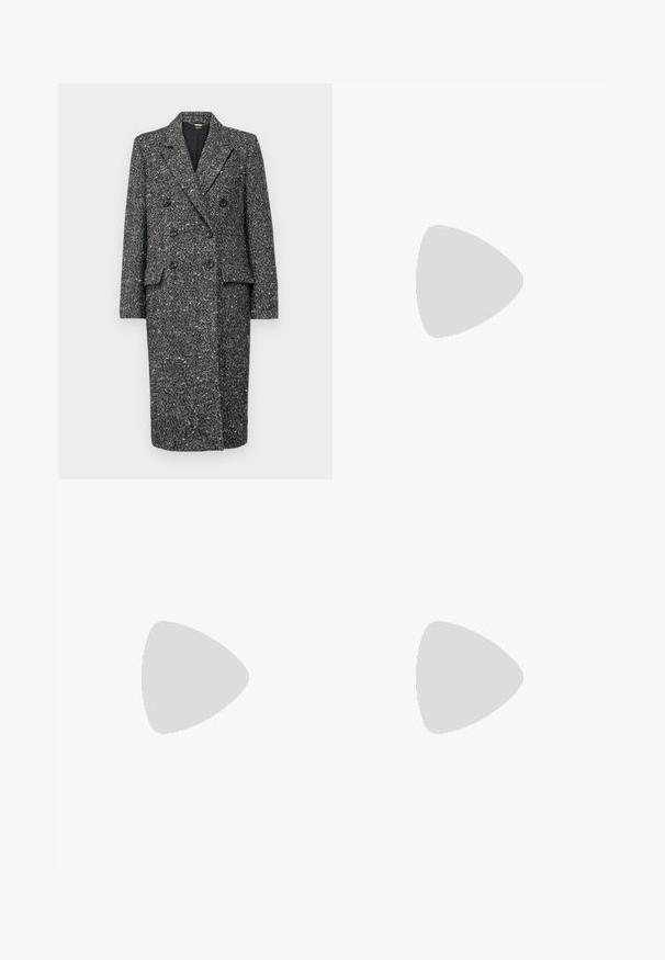 LIU JO CAPPOTTO OVERSIZE FIT - Klasični plašč - black/white; Črn halter top z belimi akcenti, ki ima zavezovanje na hrbtu, teksturirano površino in prilega se silhueti. Preprost in sodoben.; Črne široke hlače iz teksturirane tkanine, z elastičnim pasom in odstranljivim trakom na pasu za prilagodljivo prileganje.; Črne odprte sandale s peto, ki imajo križane naramnice, nastavljivo zapestnico in debelo peto, z gladko usnjeno teksturo.; Črna torba iz sintetičnega materiala, preproste pravokotne oblike, z zlatimi kvadratnimi detajli in dvojnih ročajem.