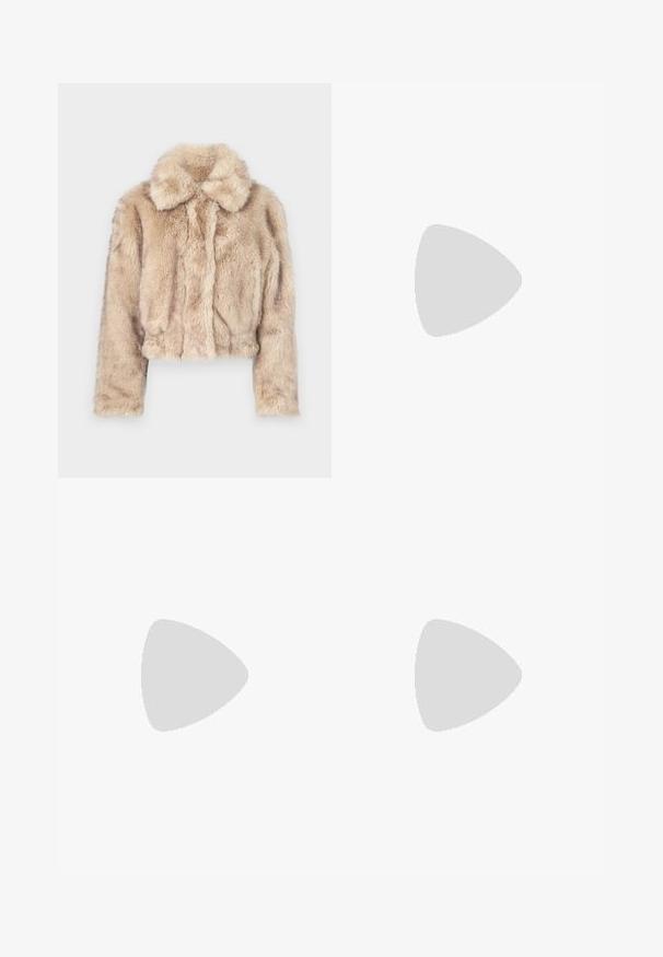 Krótkie sztuczne futro w jasnym beżu, z wyciętym kołnierzem, miękką, puszystą fakturą, długimi rękawami i dopasowanym dołem.; Czarna koszula z długim rękawem i kołnierzykiem, o pogniecionej teksturze, z pełnym zapięciem na guziki z przodu oraz mankietami. Wykonana z gładkiego materiału.; Czarne spodnie wykonane z gładkiego materiału, z wysokim stanem, szerokimi nogawkami, fałdami z przodu i klasycznymi szlufkami na pasek. Brak widocznych kieszeni bocznych.; Czarne skórzane botki sięgające kostki z ostrym noskiem i eleganckim designem. Posiadają niski obcas oraz zamek błyskawiczny z tyłu. Gładka faktura.