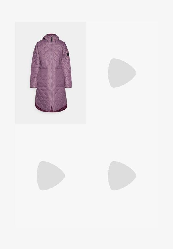Icepeak AALEA - Talvemantel - violet; Heledane lilla lühikeste varrukatega T-särk pehmest kangast, millel on valge ümmargune graafika mägedest ja päikesest, koos tekstiga "Columbia Sportswear Company."; Valged suusipüksid sirge lõikega, valmistatud vastupidavast materjalist, lukuga taskutega ja mustade aktsentidega alumises osas.; Bežid matkajalatsid, mis on valmistatud nahast ja võrkumaterjalist, hallide aktsentidega ning erksate oranžide augukattega. Gore-Tex bränding on nähtav külgedel.