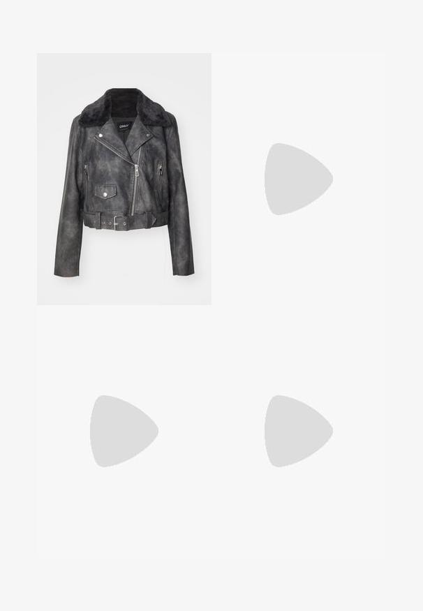 ONLY ONLMACY WASHED BIKER - Jakna iz umetnega usnja - phantom; Črn bodi z dolgimi rokavi in visokim ovratnikom, ki ima trden material na trupu in prosojne mrežaste rokave, oblikovan v prilegajoči se silhueti.; Tanke oziroma ozke kavbojke v zbledeli sivi barvi, z visokim pasom, gumbom za zapiranje in obrabljenim robom. Narejene iz denima z rahlimi spremembami teksture.; Črne usnjene platformne gležnjarje z visokim blok peto in gladko teksturo. Imajo šivane detajle in prilegajočo zgornji del.; Črn platneno torba z strukturiranim, quilted vzorcem. Okrogla oblika, kratki, debeli ročaji in mehak, fleksibilen konstrukt.; Set sedmih srebrnih prstanov z različnimi oblikami, vključno s prepletenimi, povezanimi in graviranimi motivi. Različne oblike in širine.
