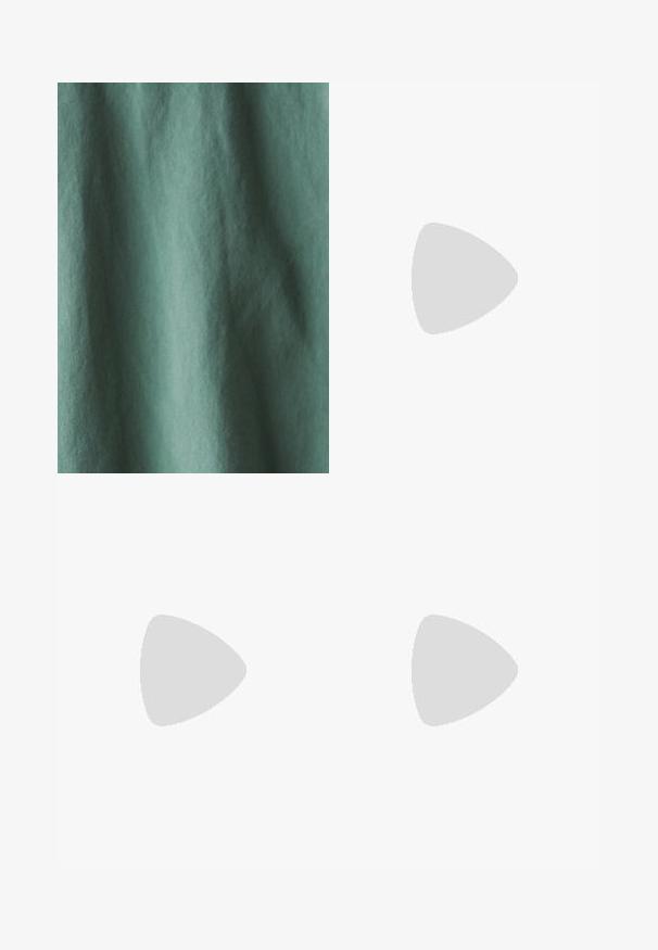 Tissu texturé dans une teinte de vert discret, affichant des variations subtiles et des ombres, indiquant douceur et fluidité. Aucun motif ou élément métallique visible.; T-shirt noir court en coton. Doté de manches courtes et d'un col rond. Texture lisse avec un design simple, sans motifs supplémentaires.; Pantalons larges noirs en tissu lisse et brillant, avec une taille élastique et sans poches ni détails en métal visibles.; Baskets avec une tige en cuir blanc, un bout en daim gris et trois bandes noires. Présente un logo bleu sur la languette et une semelle en caoutchouc texturée.