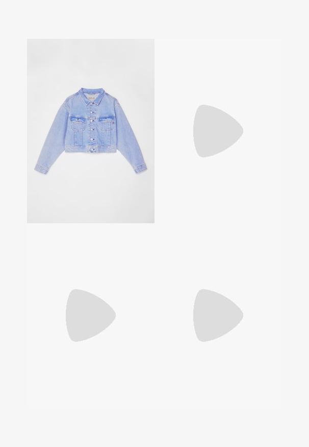 Veste en denim cropped bleu clair avec fermeture à boutons, deux poches poitrine et surpiqûres contrastantes, dotée d'un col classique et de manches longues.; T-shirt en coton blanc avec un col rond, des manches courtes et une poche sur la poitrine gauche. Présente une petite impression noire indiquant "REPLAY EST 1981."; Jeans en denim noir évasés à taille haute, avec des coutures latérales et une finition nette à l'ourlet. Le tissu a une texture lisse avec une légère élasticité.; Sandale plate en denim bleu avec un design à T, une bride de cheville ajustable et une semelle marron. Dotée d'un simple accent de boucle.