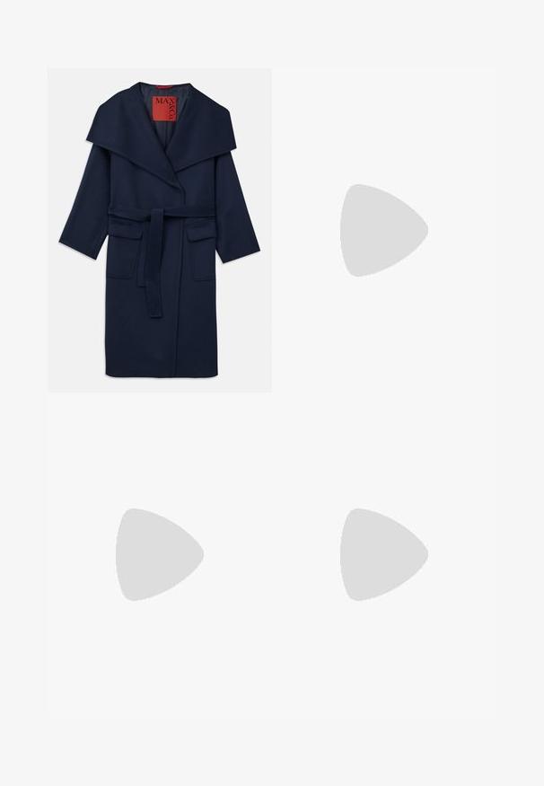 Manteau bleu marine avec un large col, une taille ceinturée et deux grandes poches avant. Fabriqué en tissu lisse avec une coupe décontractée et des manches 3/4.; Blouse blanche à manches courtes avec broderie florale bleue, un col rond et des motifs délicats sur le devant et les manches.; Jupe midi en denim indigo foncé, avec une fente avant et une légère décoloration. Design classique à cinq poches avec fermeture à bouton métallique.; Bottine en cuir noir avec un bout rond, un talon carré, une fermeture éclair sur le côté et des coutures décoratives sur l'empeigne. Texture lisse, design classique.; Pochette en cuir rouge à la finition texturée, avec un rabat plat et une courte sangle. Logo de marque discret sur le devant.