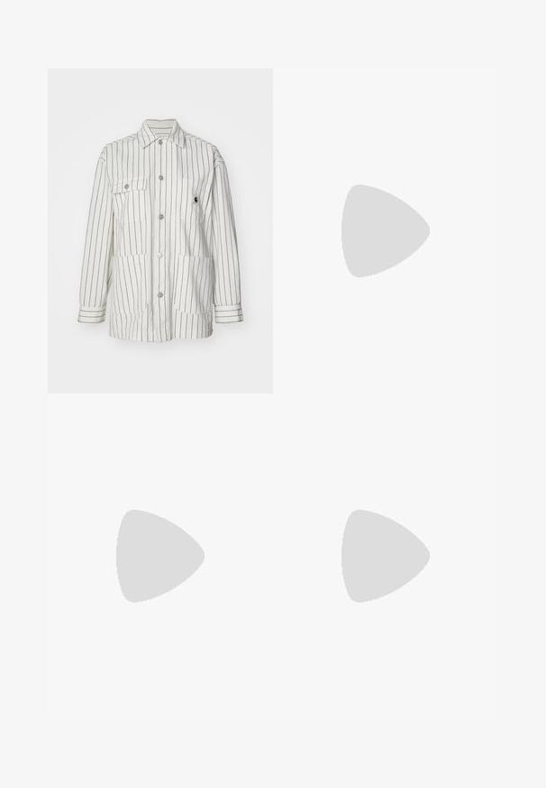 Veste rayée blanche avec un devant à boutons, deux grandes poches avant, des manches longues et un col. Fabriquée en tissu durable.; T-shirt cropped de couleur crème en coton. Présente un logo brodé rose avec l'inscription "Nike Sportwear". Manches courtes et encolure ronde.; Pantalons en denim blanc avec une taille haute et une coupe évasée. Comprend une fermeture à bouton et à fermeture éclair, des passants de ceinture et des détails de couture subtils.; Baskets blanches de sport avec une tige texturée, une sangle Velcro réglable, un bout arrondi et une semelle épaisse avec un motif de crampons distinct.; Grand sac fourre-tout en toile beige avec des poignées en cuir marron, présentant un design minimal et des accents de couture visibles.
