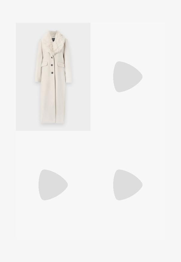 Langer, cremefarbener Mantel mit einem Kragen aus Kunstfell, einreihigem Design, vier Knöpfen und zwei vorderen Taschen. Glatte Stofftextur.; Schwarzes ärmelloses Oberteil aus glattem Stoff, mit einem runden Ausschnitt und einer figurbetonten Passform, ohne sichtbare Muster oder Verzierungen.; Schwarze Hose mit geradem Schnitt, ausgestattet mit Fronttaschen und Seitenschlitzen am Saum. Hergestellt aus weichem, glattem Stoff. Geeignet für verschiedene Anlässe.; Schwarze patentierte Sandalen mit Absatz, quadratischer Spitze, Knöchelriemen und silbernen Schnallen. Mit einem stabilen Blockabsatz für mehr Stabilität.