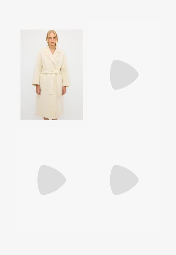 Beige uldfrakke med bælte i taljen, notched krave, brede ærmer og to store frontlommer. Glat tekstur og knælang design.; Sort langærmet cropped top med rund halsudskæring, ensfarvet design og let buet kant.; Sorte bukser med lige pasform, der har frontlommer og slidser i kanten. Lavet af blødt, glat stof. Velegnet til forskellige anledninger.; Sort knæhøj støvle med glat læderfinish, tydelig syning, en klodset hæl og en struktureret bagpanel for ekstra interesse.