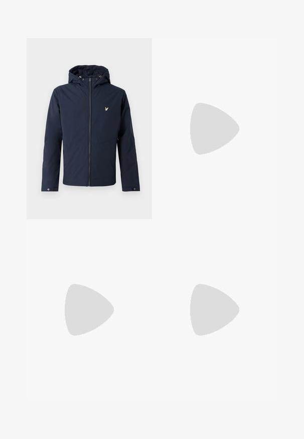 Marineblå hettejakke med glidelås foran og liten fuglelogo på brystet, med justerbare mansjetter og snorer på hetten.; Hvit bomull T-skjorte med rund hals, korte ermer, og en liten brodert logo med fjell og tekst på venstre bryst.; Lys beige joggebukser laget av bomull, med elastisk midje, ribbestrikkede mansjetter og en grønn logo med blader på venstre ben.; Hvite joggesko med glatt læroverdel, semsket detaljer og gummisåle. Har preget logo og snøring. Minimalistisk estetikk.