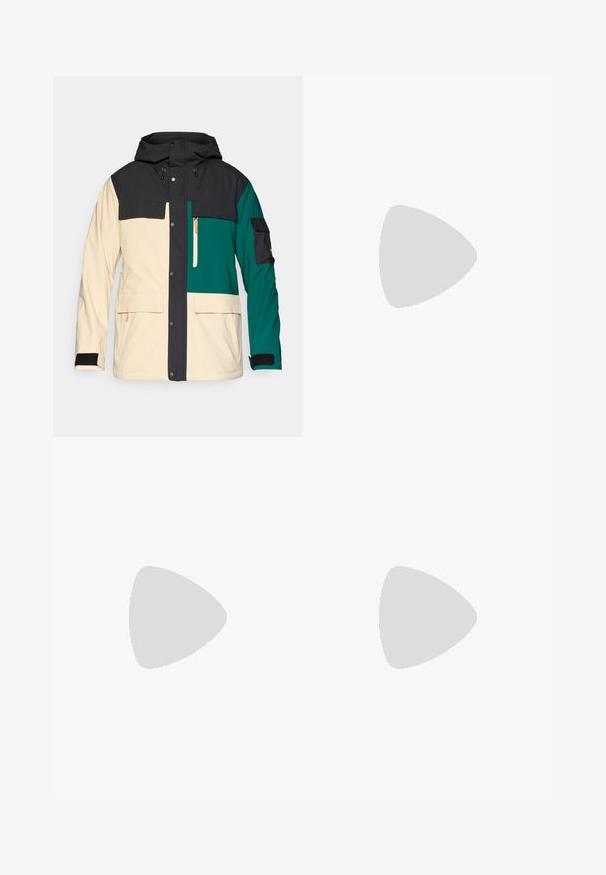 Chaqueta con bloques de color que incluye una capucha negra, un cuerpo en crema y acentos en azul verdoso. Presenta un cierre a presión, múltiples bolsillos y puños ajustables.; Camisa atlética de manga corta blanca, hecha de tejido suave. Presenta un cuello redondo y un logo gris en el lado izquierdo del pecho, con aberturas laterales en el dobladillo.; Pantalones cortos deportivos negros hechos de tela ligera, con una cinturilla elástica y un logo blanco en el lado izquierdo.; Persona que lleva zapatillas deportivas negras con lados texturizados y un logo, combinadas con calcetas negras y pantalones cortos sobre un suelo claro.