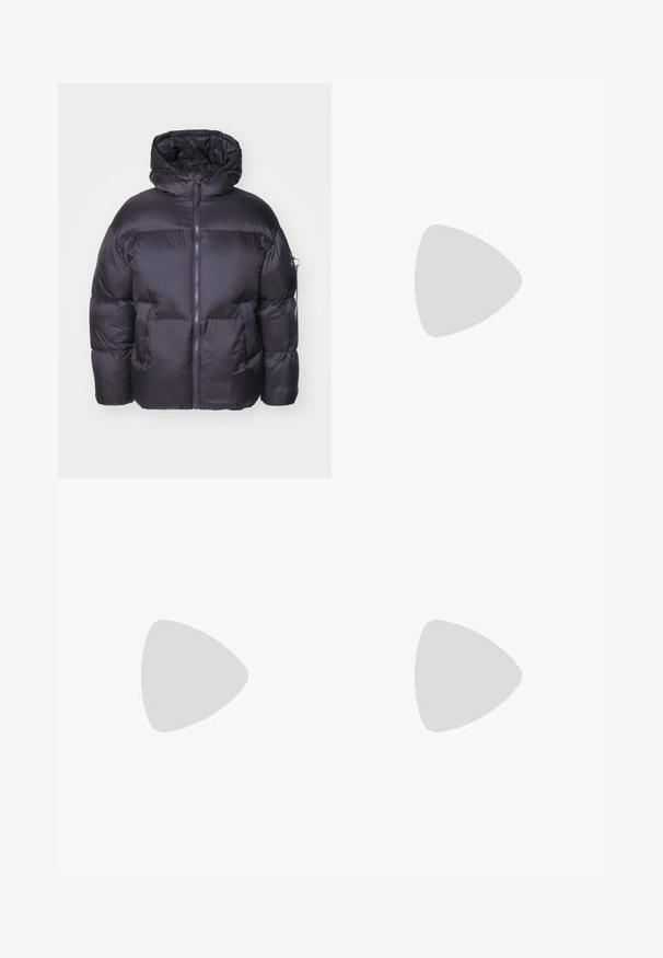 Alpha Industries CLOUD - Zimska jakna - vintage grey; Bela bombažna majica s kratkimi rokavi, okroglim ovratnikom in majhnim črnim logotipom na levi prsni strani. Mehka tekstura in standardni kroj.; Črne jeans hlače ohlapenega kroja, ki imajo kontrastno belo šivanje, zapiranje na gumb in ravno nogavico.; Črne in burgundske športne čevlje iz usnja in semiša, z črnimi vezalkami in tremi črnimi črtami na strani. Guma podplat.