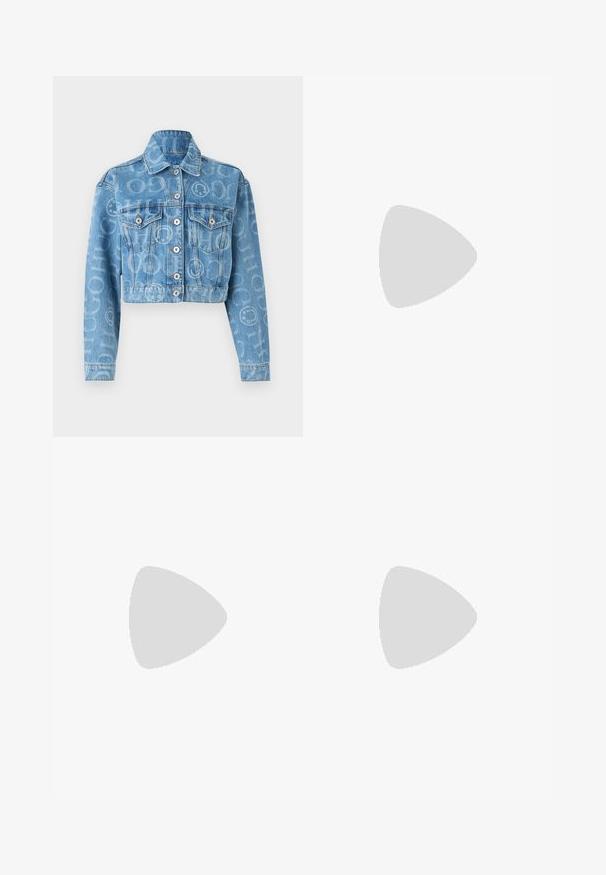 Gekürzte Jeansjacke in Hellblau mit zwei vorderen Brusttaschen, silbernen Knöpfen und einem wiederholten Muster aus Buchstaben und Symbolen in einem verwischten Druck.; Weißes Kurzarm-T-Shirt aus leichtem Baumwollstoff. Hat einen runden Halsausschnitt und umgeschlagene Ärmel. Rotes Logo-Tag am Kragen.; Hellblaue Schlagjeans aus Denim, mit hoher Taille, Taschen und ausgefransten Säumen. Der Stoff hat eine verblasste Waschung und eine subtile Textur.; Schwarze Lederloafers mit glatter Oberfläche, genähten Details um die Zehen und einer niedrigen Gummisohle. Kombiniert mit weiten schwarzen Hosen.
