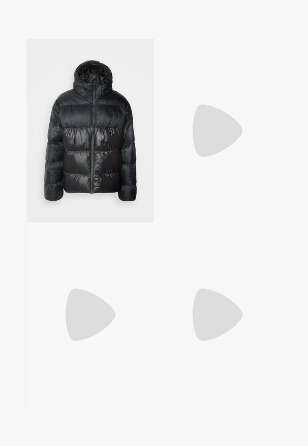 Sort puffjakke med høj krave og hætte. Har en skinnende overflade og horisontalt quiltet design med en central lynlås.; Sort kortærmet t-shirt med hvid tre-stribe detaljer på skuldrene og et lille hvidt logo på brystet. Glat stofstruktur.; Sorte træningsbukser med elastisk talje, der har hvide sidestænger og et lille logo. Materialet ser blødt og let ud.; Sort suedet sneaker med gule accenter, der har tre striber og en brun gummisål. Inkluderer en polstret tunge for komfort.