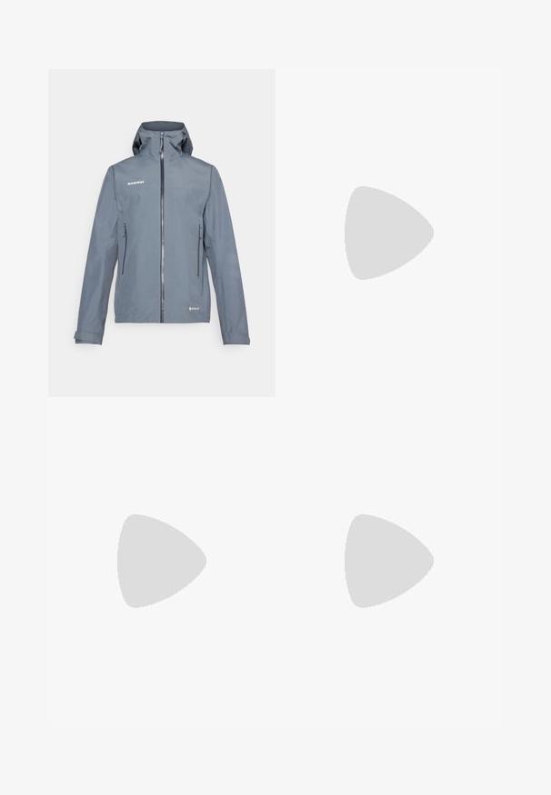 Graue wasserdichte Jacke mit einem Frontreißverschluss, verstellbarem Kapuze und zwei Seitentaschen. Merkmale eine glatte Textur und verstärkte Nähte.; Beige Baumwoll-T-Shirt mit kurzen Ärmeln, Rundhalsausschnitt und einem kleinen schwarzen Logo auf der linken Brustseite. Glatte Textur, lässiges Design.; Marine Cargo-Hosen aus strapazierfähigem Stoff, mit Knopfverschluss, fünf Taschen und schmal zulaufenden Beinen mit leichter Struktur.; Schwarze Outdoor-Schuhe aus Mesh und synthetischem Material, mit einer strukturierten Oberseite, gesichertem Schnürsystem und griffiger Laufsohle, auf felsigem Gelände.