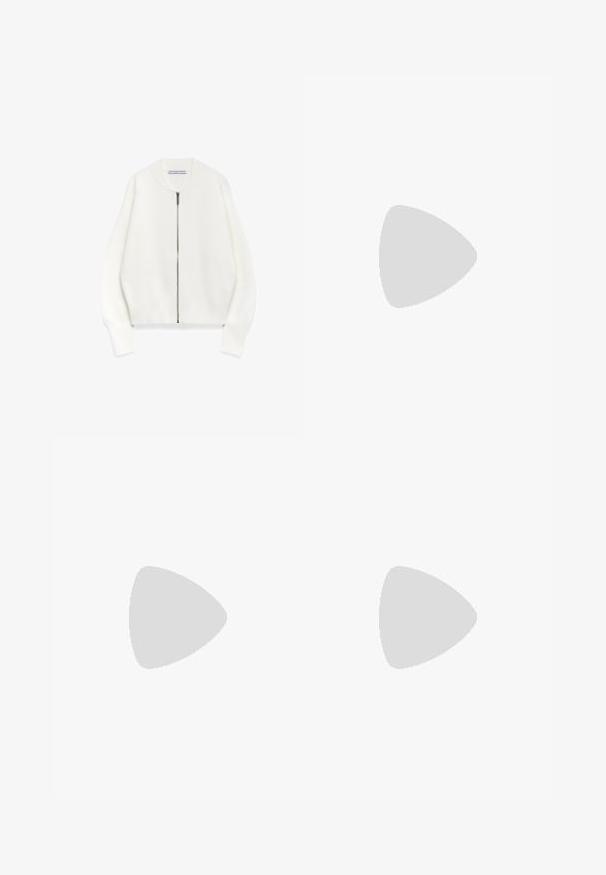 Weißer Reißverschluss-Sweatshirt mit rundem Kragen, fallenden Schultern und gerippten Bündchen, aus weichem Stoff mit glatter Textur.; Marineblaues ärmelloses Kleid mit tailliertem Schnitt, doppelter Knopfleiste, zwei Fronttaschen und einem flachen Kragen für eine strukturierte Silhouette.; Schwarze Samt-Ballerinas mit runder Zehenpartie, einer kleinen Schleifenapplikation auf der Vorderseite und einem kontrastierenden gelben Innenfutter.;  Schildpatt-Sonnenbrille mit ovalen Rahmen, braunen Gläsern und schlanken schwarzen Bügeln mit subtilen Musterakzenten.