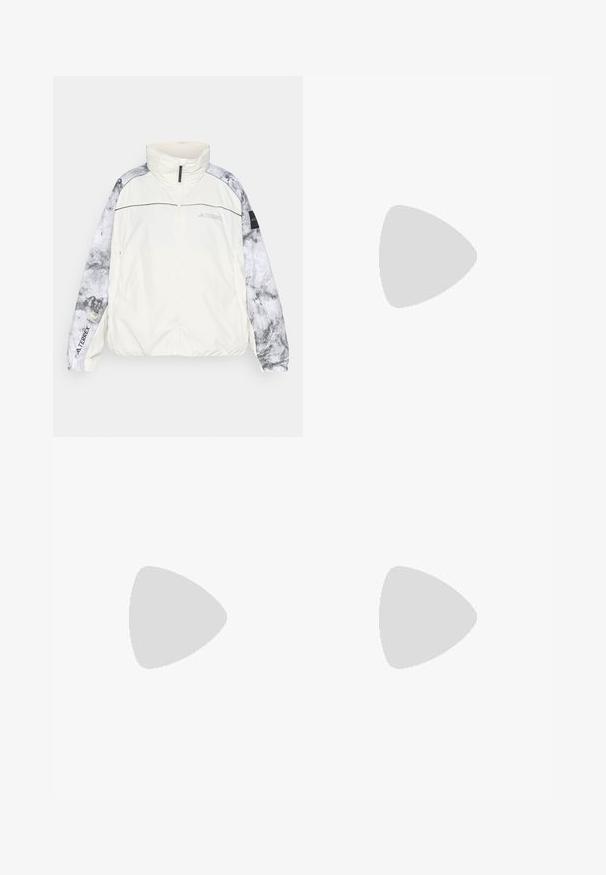 Terrex lagana jakna u boji off-white, s uzorkovanim sivim rukavima, visokim ovratnikom, zatvaranjem na zip i elastičnim manžetama za udobnost.; Crna majica kratkih rukava s okruglim izrezom, koja ima suptilnu melirani teksturu i bijeli logo "TERREX" na gornjoj lijevoj strani.; Crne, lagane hlače za aktivnosti na otvorenom s elastičnom pasicom, bočnim džepovima i logotipom na gornjoj desnoj nozi. Glatka, vodootporna tkanina.; Crne trkačke tenisice s teksturiranim gornjim dijelom, istaknutim bijelim logotipom "TERREX", suženim dizajnom potplata i gradijentnim sivim naglaskom na peti.