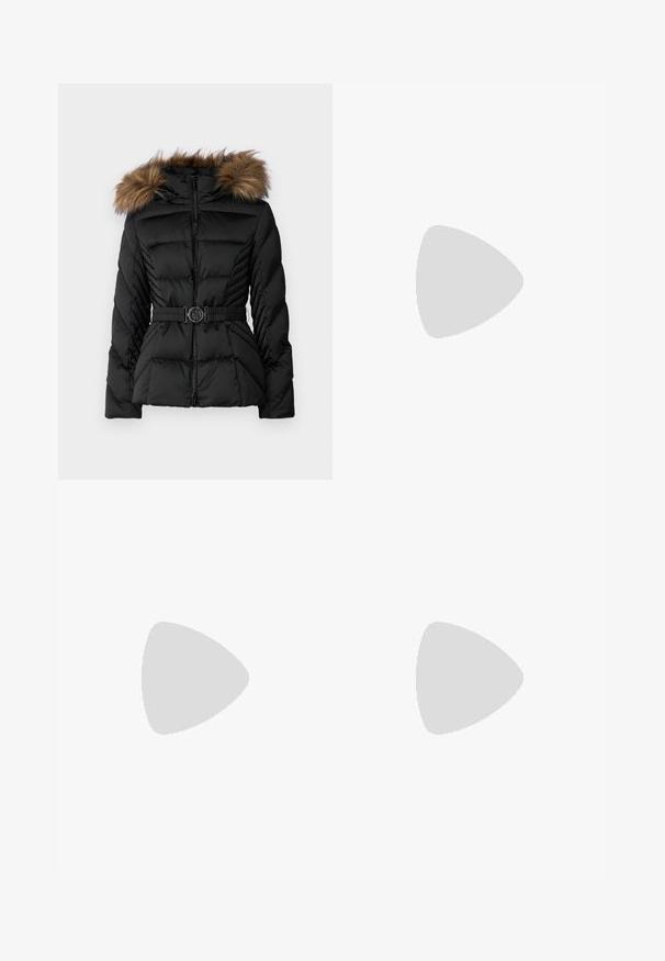 Giacca a vento nera con zip frontale, vita con cintura e cappuccio rifinito in pelliccia marrone. Presenta una trapuntatura orizzontale e una texture liscia.; T-shirt bianco a maniche corte in cotone. Presenta una vestibilità morbida con scollatura rotonda e spalle leggermente cadenti. Senza fantasie o dettagli.; Pantaloni neri a gamba larga con vita alta, dettagli con bottoni in vita e pieghe frontali.; Stivaletto in pelle verniciata nera con punta a punta e tacco a blocco di altezza media. Texture liscia e design minimalista.