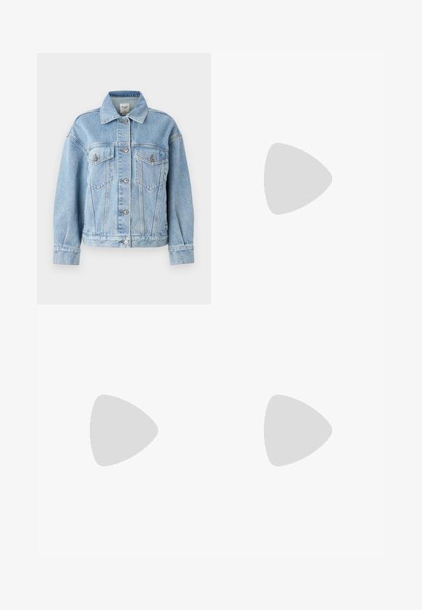 Abercrombie & Fitch Oversized Distressed Denim Trucker Jacket - Giacca di jeans - light; T-shirt bianco a maniche corte realizzato in cotone. Presenta un collo tondo e una vestibilità rilassata. Texture liscia senza motivi o dettagli visibili.; Pantaloni neri a gamba larga realizzati in tessuto liscio. Presentano pieghe frontali, una vita con passanti per la cintura e una silhouette sartoriale.; Scarpe da ginnastica Nike in crema e nero, con una parte superiore testurizzata, lacci bianchi e una suola in gomma con accenti gialli. Calzini neri a coste.; Occhiali da sole con montatura in metallo dorato e lenti verde scuro, stile aviator, con aste sottili e dettagli in tartaruga sulle punte.