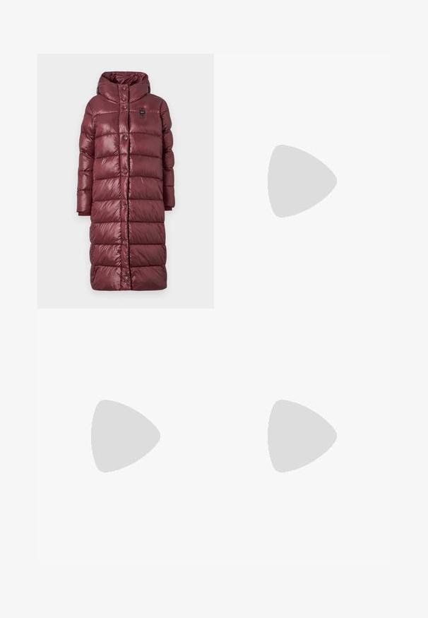 Burgundský dlouhý péřový kabát s lesklým povrchem, vyplněný izolačním materiálem, s vysokým límcem, knoflíkovým zapínáním a žebrovanými manžetami na rukávech.; Bílá krátká tričko s krátkým rukávem vyrobené z bavlny s kruhovým výstřihem. Hladká textura a rovný střih, bez vzorů nebo akcentů.; Bílé bavlněné kalhoty s rovnou nohavicou, s středně vysokým pasem a bez viditelných kovových prvků nebo vzorů. Hladká textura po celém povrchu.; Černý kožený sandál na vysokém podpatku s špičatou špičkou, hladkou texturou a úzkým páskem na kotníku s zlatými kovovými detaily.
