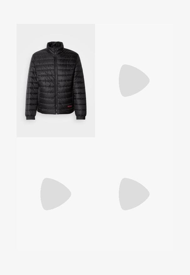 Zwarte pufferjacket met horizontale quiltpatroon, hoge kraag, ritssluiting aan de voorkant en elastische manchetten. Rode "HUGO" logo op de linkeronderkant.; Zwarte katoenen T-shirt met op de voorkant gedurfde rode "HUGO" tekst, korte mouwen, ronde hals en een relaxte pasvorm.; Zwarte sweatpants van zacht stof, met een koord in de taille, een slim fit en een rood logopatch op de linker dij.; EA7 Emporio Armani LACES UNISEX - Sneakers laag - black/white