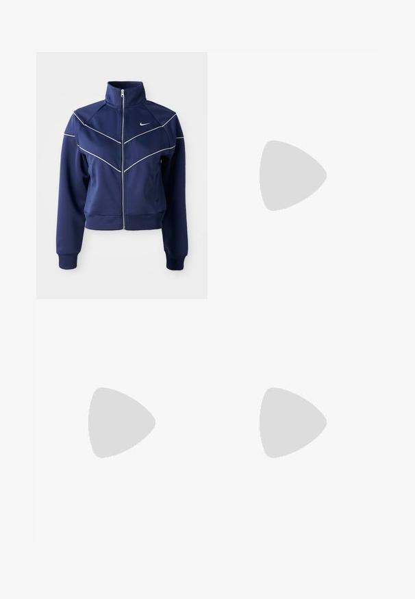 Námornícka zapínacia bunda vyrobená z hladkej tkaniny má vysoký golier, biele chevronové švy a bočné vrecká. Logo Nike na hrudi.; Sada troch tričiek s krátkym rukávom v čiernej, šedej a bielej farbe. Vyrobené z bavlny, s okrúhlym výstrihom a jednoduchým, jednofarebným dizajnom.; Tmavozelené široké nohavice s textúrovaným kvetinovým vzorom, päť vreciek a kovovými gombíkmi na zapínanie v páse.; Čierne kožené mokasíny s hladkou textúrou, šitím a zaoblenou špičkou, spárované s bielymi elegantnými nohavicami.