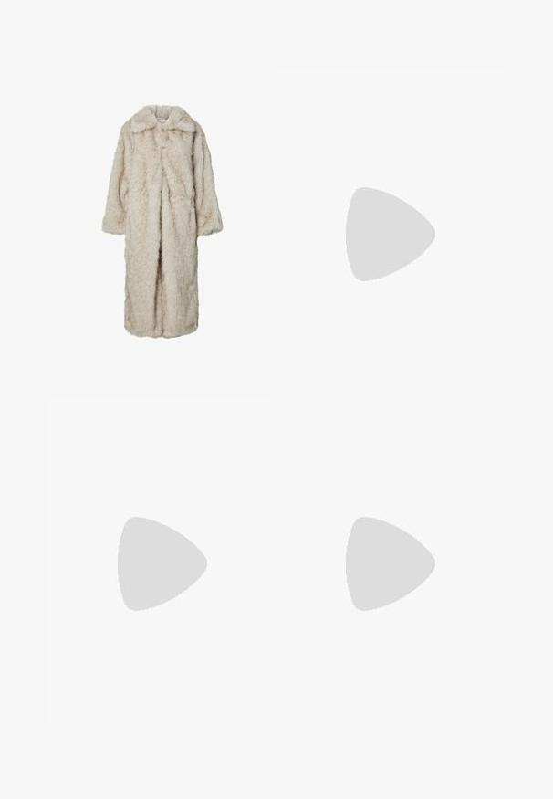 Lang faux fur frakke i lys beige med en klapkrave og lange ærmer. Blød tekstur med en fluffy udseende og ingen synlige lukninger.; Kortærmet, rundhalset hvid t-shirt lavet af blød bomuld, med et simpelt, rent design uden synlige mønstre eller accenter.; Hvide vidde bukser lavet af letvægtsstof, med en elastisk talje og snøre for justerbar pasform. Glat tekstur.; Sko med beige læder og brune suede detaljer, med en lav profil, rund tå og struktureret gummisål. Klassisk snøre-design.