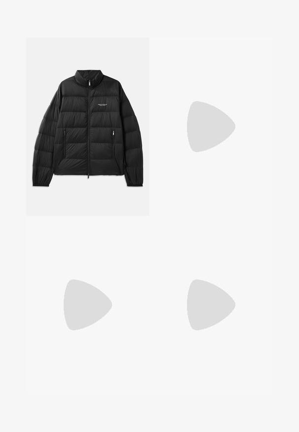 Sort pufferjakke med quiltet design, høj krave, fuld frontlynlås og to lynlåslommer. Har logo på venstre bryst.; Hvid sweatshirt med rund halsudskæring, lange ærmer og ribbede manchetter. Fungerer med trykt "Armani Exchange 1991" logo i blå og grøn.; Grå bomulds T-shirt med diskret AX-logo mønster, rund halsudskæring, korte ærmer og en afslappet pasform. Glat tekstur med en let falmet stil.; Hvide sweatpants lavet af blødt stof, med elastisk talje, tapered ben og et lille logo på venstre side.; Hvide lædersneakers med en glat overflade, rund tå, flade snørebånd og en tekstureret sål. Har et diskret logo på hælen.