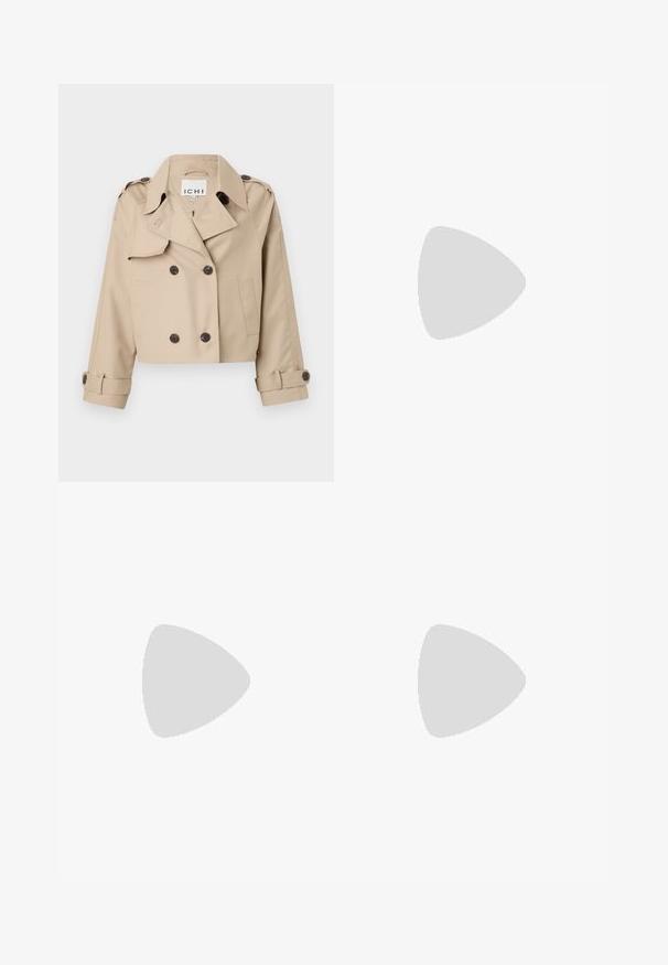Beige cropped trench coat, dupla gombos, nagy gallérral és felgöngyölt ujjvégekkel. Simas, könnyű anyagból készült.; Két fekete, hosszú ujjú póló V nyakkal, puha, rugalmas anyagból, sima textúrával és testhezálló fazonnal.; Fekete nadrág testreszabott kialakítással, oldalsó zsebekkel és egyenes lábbal. Simább, könnyű szövetből készült, elegáns felülettel.; Fekete bőr bokacsizma hegyes orral és vastag sarokkal. Sima felület minimális díszítéssel és karcsú, passzos kialakítással.
