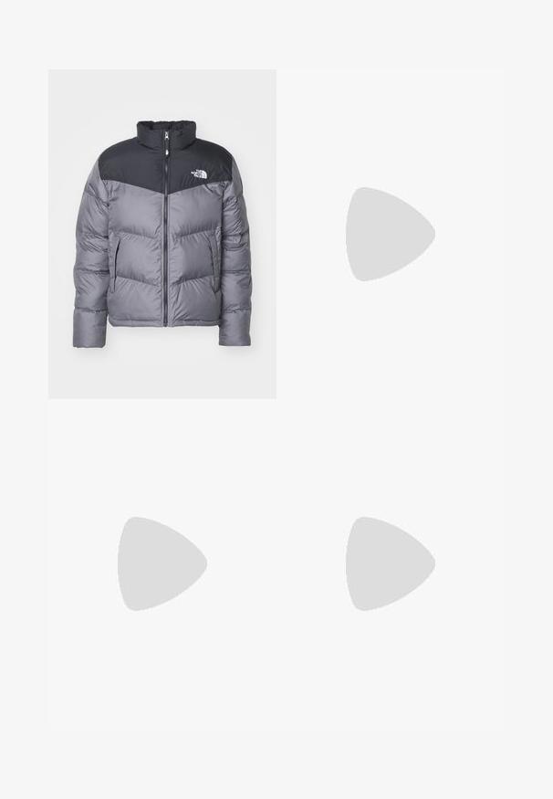The North Face M SAIKURU JACKET - Chaqueta de invierno - smoked pearl; Camiseta negra de manga corta y cuello redondo con un pequeño logotipo en forma de cuarto de círculo en verde y blanco y el texto "The North Face" en el lado izquierdo del pecho.; Pantalones de chándal negros con cintura elástica, de corte holgado, con puños en los tobillos, textura suave y sin patrones visibles ni acentos metálicos.; Las zapatillas Nike para correr cuentan con una parte superior de malla azul marino, acentos negros y una suela blanca. Las zapatillas se combinan con unos pantalones sueltos de color marrón.