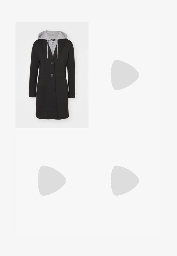 ONLY ONLJUDITH MIX COAT - Cappotto classico - black/medium grey; Bodysuit nero a maniche lunghe con collo alto, caratterizzato da un tessuto solido sul torso e maniche in rete trasparente, progettato con una forma aderente.; Jeans skinny in denim nero con vita media, cinque tasche e orlo sfilacciato. Il tessuto ha una texture liscia con leggero elastico.; Stivaletti neri in pelle con tre fibbie decorative, punta rotonda e tacco basso a blocco. Il design presenta pannelli lisci e testurizzati.; Orecchini a cerchio in argento con una finitura liscia e lucida. Forma rotonda e chiusura a scatto sicura. Design leggero adatto per l'uso quotidiano.