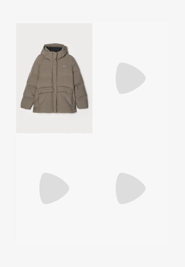 Padded hooded jacket v olivovo zelenej farbe, s predným zipsom, veľkými vreckami a elegantným, prešívaným dizajnom. Mäkká, teplá textúra.; Biely krátky rukáv tričko vyrobené z bavlny, s okrúhlym výstrihom a jednoduchým strihom. Nálepky ukazujú "DESIGNERS REMIX" vo vnútri goliera.; Čierne elegantné nohavice s rovnými nohavicami, vyznačujúce sa vysokým pásom, záhybmi a hladkou textúrou látky.; Čierne členkové boty na vysokom podpätku s špicatou špičkou a ostrým dizajnom, v kombinácii s vysokokovávanými červenými koženými nohavicami s jemným vzorom.