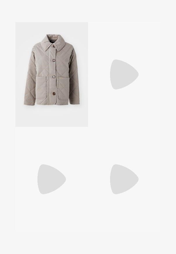 Quilted-Jacke im beigen und braunen Karomuster, mit großem Kragen, zwei Fronttaschen und braunem Knopfverschluss.; Weiße Langarm-Bluse aus Baumwolle. Mit klassischem Kragen und subtilem Markenstick auf der Brust. Glatte Textur.; Blaue Denim-Jeans mit geradem Bein, hoher Taille, fünf Taschen und Knopfverschluss. Auffällige Nähte und Nieten in Kupferfarbe.; Hellebeige Lederloafers mit einer gesteppten Vorderseite und einem strukturierten schwarzen Plateauabsatz. Merkmale ein geschwungenes Design und eine leichte Erhöhung.