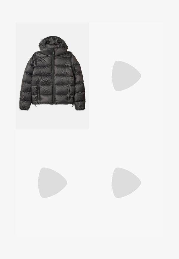 Sort pufferjakke med hætte, der har lynlås foran, to sidelommer og quiltet tekstur. Fremstillet af let, isoleret materiale.; Hvid bomulds t-shirt med rund halsudskæring og korte ærmer. Glat tekstur, lige snit og minimalistisk design uden mønstre eller accenter.; Grå skræddersyede bukser lavet af tekstureret stof, med to frontplicer og lige ben-design. Ingen synlige lommer eller udsmykninger.; Sort læder loafer med rund tå, diskret syning, og lav hæl, der har en glat tekstur og minimalistisk design.