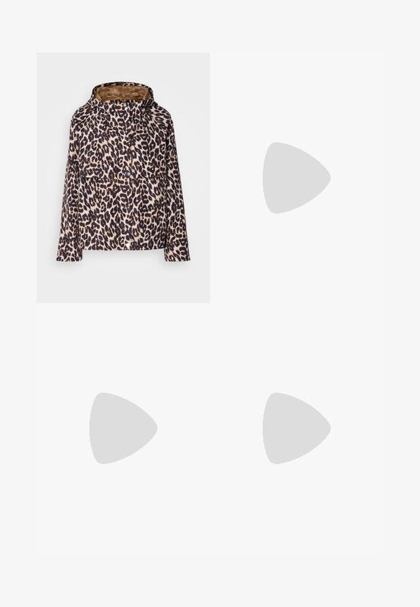 Jakna s leopard uzorkom s kapuljačom, koja ima kopčanje na dugmad, duge rukave i mekani materijal s smešnim unutarnjim oblogom.; Mornarski džemper s rol kragnom i dugim rukavima. Napravljen od mekog materijala s glatkom teksturom. Ima uski kroj i visoku kragnu bez vidljivih šavova.; Crne krojene hlače od glatke tkanine, s ravnim nogavicama, prednjim nabranjima i kopčanjem na struku.; Crna kožna loaferica s debelim potplatom i chunky petom, s trakom preko gornjeg dijela, prikazana sa strane na bijeloj pozadini.; Srebrne okrugle naušnice s minimalističkim dizajnom. Kružni oblik, glatka tekstura i tanak profil. Lagane s poliranim završetkom.