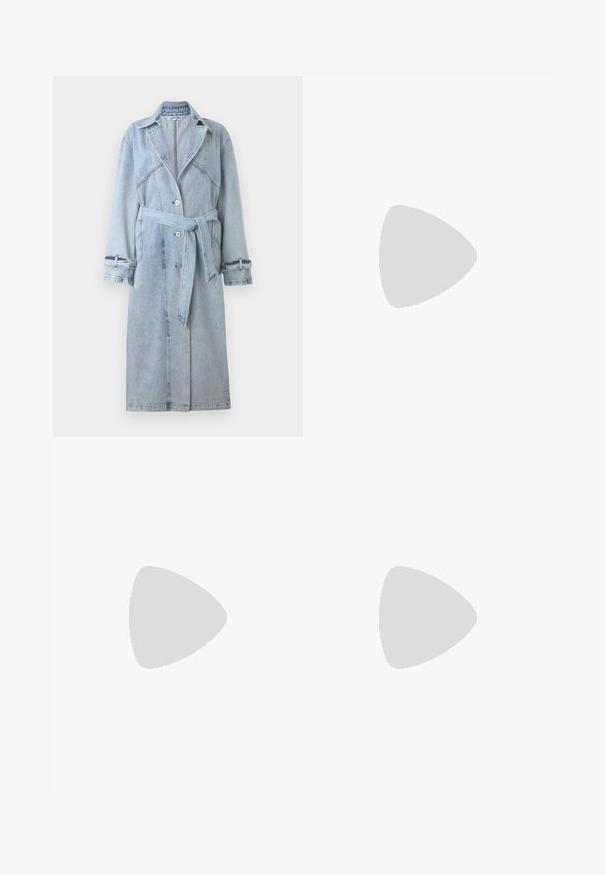 Stieglitz CAZ TRENCHCOAT - Trenssi - blue; Valkoinen pitkähihainen kauluspaita, joka on valmistettu puuvillasta. Paidassa on napitettava etuosuus ja yksi rintatasku. Pehmeä pinta, rento malli.; Vaaleansininen farkkumaxi-hame, jossa on suora leikkaus, sivuaukot ja viisitaskumallinen muotoilu. Korostetut saumat ja metallinappikiinnitys.; Musta nahkainen ballerina, jossa on pyöristetty kärki, sileä pinta, minimaalinen ommelkoristelu ja joustava pohjamuotoilu.