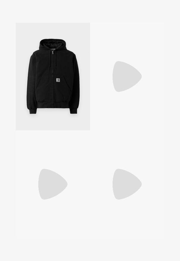 Schwarze Zip-Jacke mit Kapuze, Fronttaschen, verstellbarem Kordelzug in der Kapuze, gerippten Bündchen und einem kleinen Carhartt-Logo-Patch auf der Tasche.; Weißes Baumwoll-T-Shirt mit rundem Halsausschnitt, kurzen Ärmeln und einer Brusttasche mit Logoplatte. Minimalistisches Design und nahtlose Textur.; Weiße Baumwoll-Cargohose mit lockerer Passform. Zu den Merkmalen gehören Fronttaschen, goldfarbene Hardware-Akzente und verstärkte Kniebereiche.; Gelbe und weiße Leder-Sneaker mit runder Zehenpartie, Belüftungsöffnungen und Schnürverschluss. Verfügt über eine Gummisohle und das auffällige Nike-Logo.