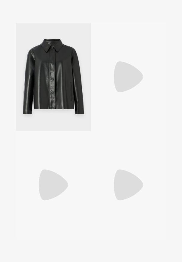 Giubbotto di pelle nera con colletto, chiusura frontale a bottoni e due tasche laterali. Texture liscia con dettagli di cucitura minimi.; T-shirt in cotone nero con scollo rotondo, maniche corte e logo stampato bianco "Calvin Klein" insieme al testo "Established 1968".; Jeans in denim azzurro chiaro con vita alta, taglio a gamba larga, due tasche laterali e design plissettato. Texture morbida con una finitura sbiadita.; Scarpa slingback nera con punta affilata e tacco basso, realizzata in pelle liscia e con un design a taglio laterale per favorire la traspirabilità.