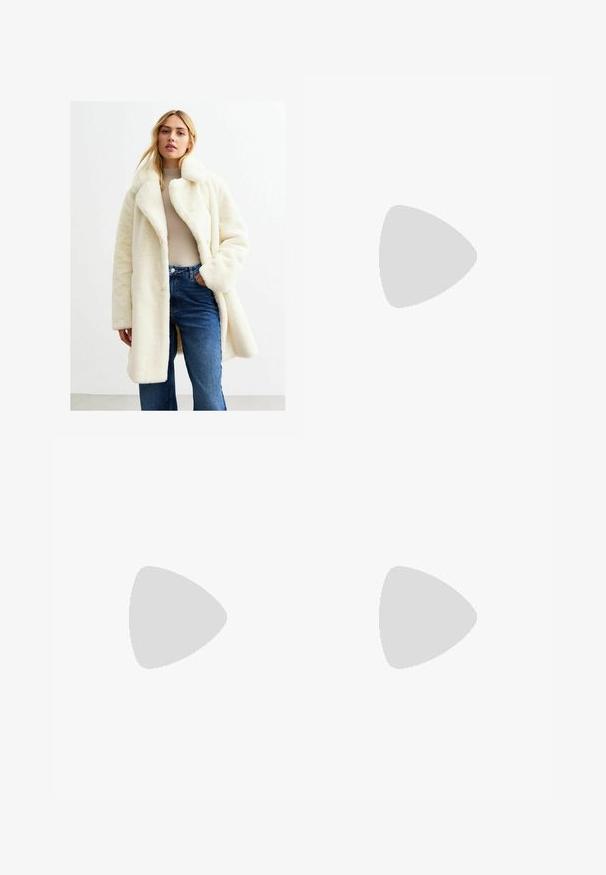 Cappotto in pelliccia sintetica di colore crema, con colletto ampio, tasche frontali e vestibilità comoda, abbinato a una maglietta leggera e jeans in denim blu.; Blusa bianca a maniche lunghe in pizzo, con motivi geometrici ritagliati, scollatura rotonda e polsini con volant. Dettaglio della schiena a forma di chiave.; Jeans a gamba larga di un blu chiaro in denim, con un classico design a cinque tasche e chiusura con bottone. Texture scolorita in tutta la superficie.; Stivali alla caviglia in suede marrone con una morbida fodera interna, dettagli cuciti e suola in gomma testurizzata per una buona aderenza. Anello sul retro per facilitarne l’indossamento.