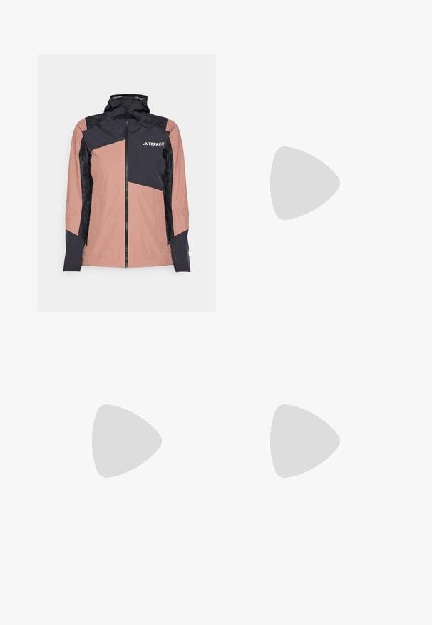 Rosa und schwarze wasserdichte Jacke mit hohem Kragen, Reißverschluss vorne und geometrischem Design. Verfügt über strukturierte schwarze Einsätze und Logo der Marke.; Schwarzes Sport-T-Shirt mit kurzen Ärmeln, hergestellt aus synthetischem Material. Verfügt über ein kleines weißes Logo auf der Brust und weiße Streifen an den Seiten.; Schwarze Sportshorts mit einer strukturierten Außenschicht, Netzpaneelen und einer inneren, enganliegenden Schicht. Sie verfügen über einen elastischen Bund mit Kordelzug.; Schwarze Sportschuhe mit einem Obermaterial aus Mesh, stromlinienförmiger Form, flacher Sohle und drei diagonalen Streifen an der Seite. Leichtes Design für Komfort.