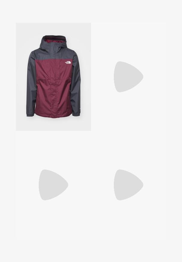 The North Face M QUEST TRICLIMATE JACKET - Jakna za prosti čas - alpine plum/asphalt grey; Črna kratko sleeved majica iz bombaža, s krožnim izrezom in majhnim belim logotipom na zgornjem levem delu prsnega koša.; Črne zunanje hlače z zadrgo na sprednjem žepu, sintetični material, ožje noge in ojačani paneli na kolenih. Imajo gumbasto zapiranje.; Črne tekaške čevlje za trail s teksturirano zgornjega dela, gumijastim podplatom in ojačanim zaključkom prstov. Vključuje oblazinjen ovratnik in zanko za enostavno obuvanje.