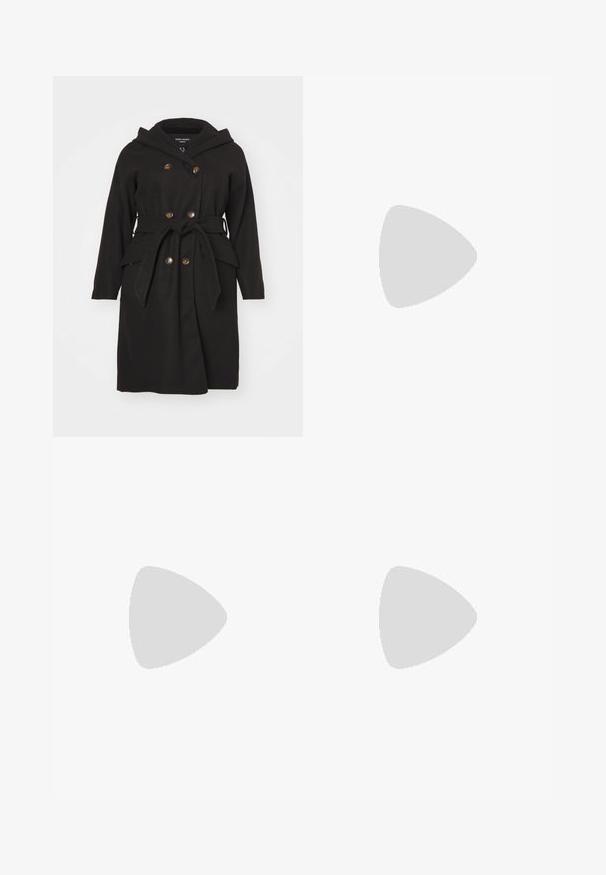 Cappotto doppiopetto nero con cappuccio, dotato di una cintura da annodare e bottoni rotondi a contrasto, realizzato in tessuto morbido con una superficie liscia.; T-shirt in cotone bianco con una stampa di farfalla colorata sul lato sinistro del petto. Maniche corte e vestibilità rilassata.; Pantaloni in denim a gamba larga con una sfumatura che va dal blu chiaro al blu scuro, vita alta, passanti per cintura e una cintura in tessuto coordinato. Finitura in denim strutturato.; Tacchi a piattaforma neri con punta appuntita e cinturino regolabile alla caviglia. Realizzati in pelle liscia, presentano un tacco a blocco spesso.
