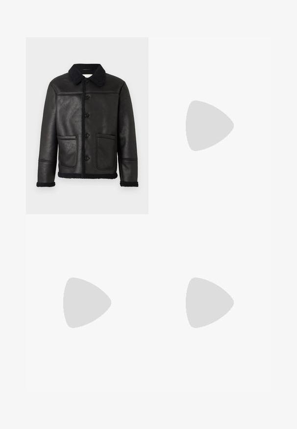 Schwarze Lederjacke mit Kragen, vier vorderen Knöpfen, zwei Taschen und einem strukturierten Lammfellbesatz an den Ärmelbündchen und dem Saum.; Langärmliges schwarzes T-Shirt aus Baumwolle, mit Rundhalsausschnitt, lockerer Passform und gerippten Bündchen. Weiche Textur ohne sichtbare Muster.; Schwarze, Gummibund-Hosen mit geradem Schnitt, die eine glatte Textur aufweisen und keine sichtbaren Muster oder Beschläge haben.; Schwarzer Lederloafer mit glatter Oberfläche, ausgestattet mit einer gesteppten Gestaltung und einem dekorativen Metallkettendetail über dem Vorderblatt. Flacher Absatz.