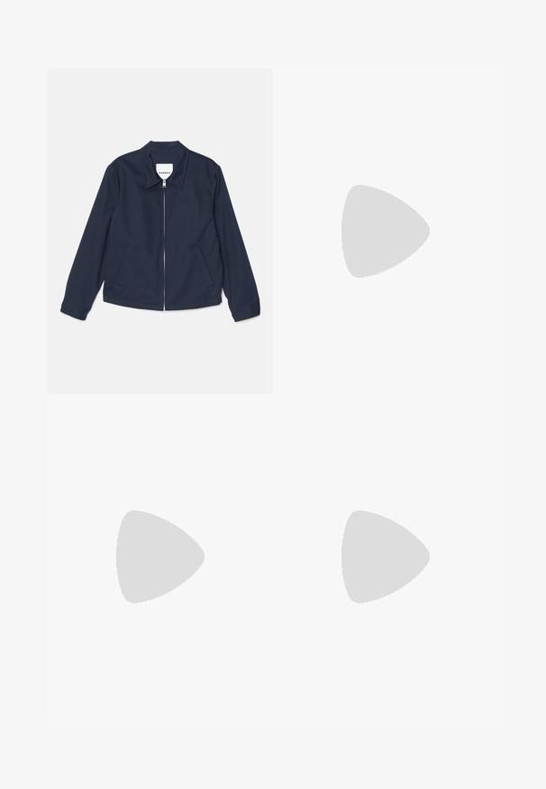 sandro JACKET - Suvejakk - marine; Kaks valget puuvillast lühikeste varrukatega t-särki ümmarguste kaelustega, sujuva tekstuuriga ja lihtsa disainiga, virnastatud vertikaalsesse asendisse.; Mustadest puuvillast püksid otse lõikega, millel on nupplist ja kaks esimest taskut ning sile tekstuur.; Valge nahkne tenniseteostus beežide aktsentidega, tasane kummist tald, ümar varvas ja kontrastne logo küljel ja taga. Sidumisdisain.