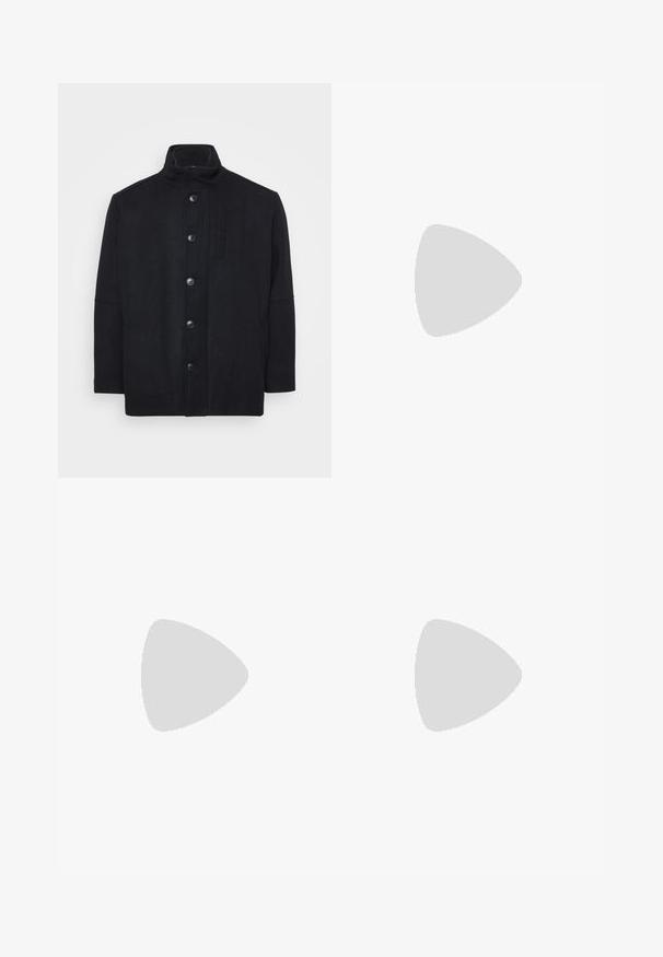 Schwarzer Mantel aus Wollmix, mit hohem Kragen, vorderem Knopfverschluss, Seitentaschen und geradem Schnitt mit glatter Textur.; Schwarzes Baumwoll-T-Shirt mit Rundhalsausschnitt, kurzen Ärmeln und lässiger Passform. Glatte Oberflächenstruktur und keine sichtbaren Muster oder Akzente.; Schwarze Hose aus glattem Stoff, mit geradem Bein Design, zwei vorderen Falten und einem Standardbund mit Gürtelschlaufen.; Schwarze Leder-Sneaker mit glatter Oberfläche, weißer Gummisohle und sechs Ösen für Schnürsenkel, auf einer Holzfläche präsentiert.