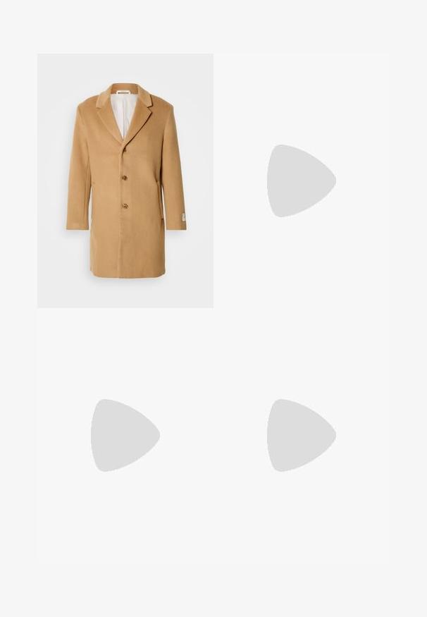 Cappotto di lana beige con rever a doppio taglio, chiusura a un solo bottone, tre bottoni e tasche laterali. Tessuto liscio e design di lunghezza media.; Maglione a collo alto nero realizzato in materiale morbido, con maniche lunghe e vestibilità aderente. Bordo a coste all'orlo e ai polsini. Design semplice.; Pantaloni neri realizzati in tessuto liscio, con gamba dritta, chiusura con bottone e un design classico adatto per abbigliamento formale o casual.; Scarpa nera in pelle con lacci, punta tonda, texture liscia, cuciture minime e tacco in gomma basso. Logo sul tacco.