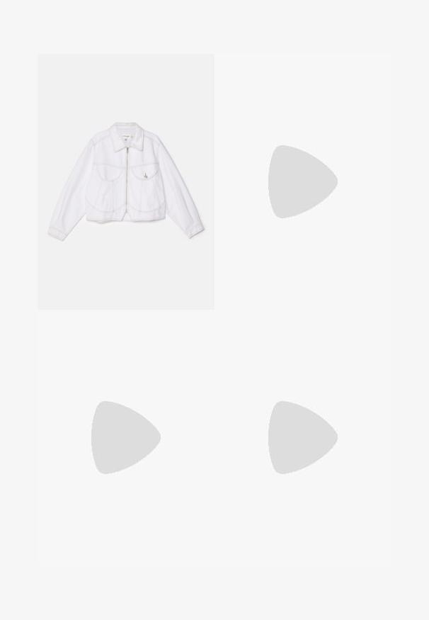 Weiße, verkürzte Denim-Jacke mit langen Ärmeln, vorderem Reißverschluss, zwei Brusttaschen und kontrastierenden Nähdetails. Der Stoff hat eine glatte Textur.; Weißes geripptes T-Shirt mit kurzen Ärmeln und Rundhalsausschnitt. Der Stoff wirkt glatt und hat eine figurbetonte Silhouette. Markenlabel am Kragen sichtbar.; Beige maßgeschneiderte Hose mit geradem Schnitt, aus leichtem Stoff gefertigt. Sie verfügt über Vorderfalten und einen klassischen Bund.; Schwarze Leder-Ballettschuhe mit abgerundeter Spitze, glatter Textur, minimalen Nähdetails und einem flexiblen Sohlen-Design.