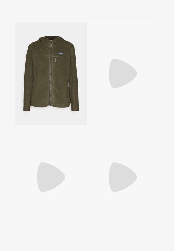 Patagonia RETRO HOODY - Φλις μπουφάν - pine needle green; Μακρυμάνικο σκούρο γκρι πουκάμισο με γραφικό κόκκινων δέντρων και βουνών; το λογότυπο "COLUMBIA" σε έντονο λευκό κείμενο. Μαλακό ύφασμα, τυπικός στρογγυλός λαιμός.; Ναυτικού χρώματος παντελόνι από λείο ύφασμα, με κλείσιμο μπροστά με κουμπί, σε εφαρμοστό σχέδιο και πτυχώσεις στα γόνατα.; Columbia PEAKFREAK - Παπούτσια πεζοπορίας - black