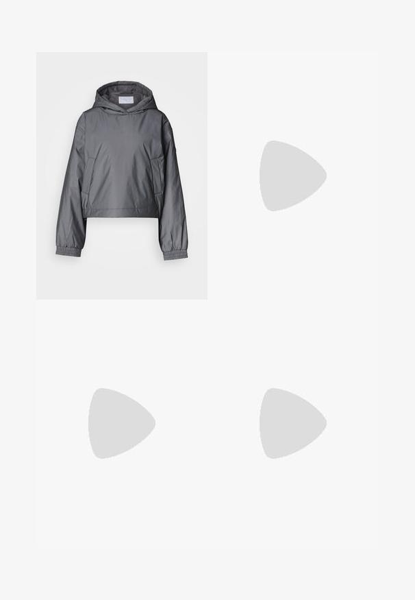 Grå cropped jakke laget av lett materiale, med hette, elastiske mansjetter og sidelommer. Glatt tekstur med minimalistisk design.; To lange ermesskjorter med høy hals, en hvit og en svart, laget av et glatt, elastisk stoff, begge med slim-fit design og høye krager.; Svart skjørt laget av glatt stoff, med elastisk liv, rett snitt og en sidesliss for bevegelsesfrihet.; Knæhøye svarte skinnstøvler med en glatt tekstur, rund tå, sidepanel og en tykk blokkhæl.