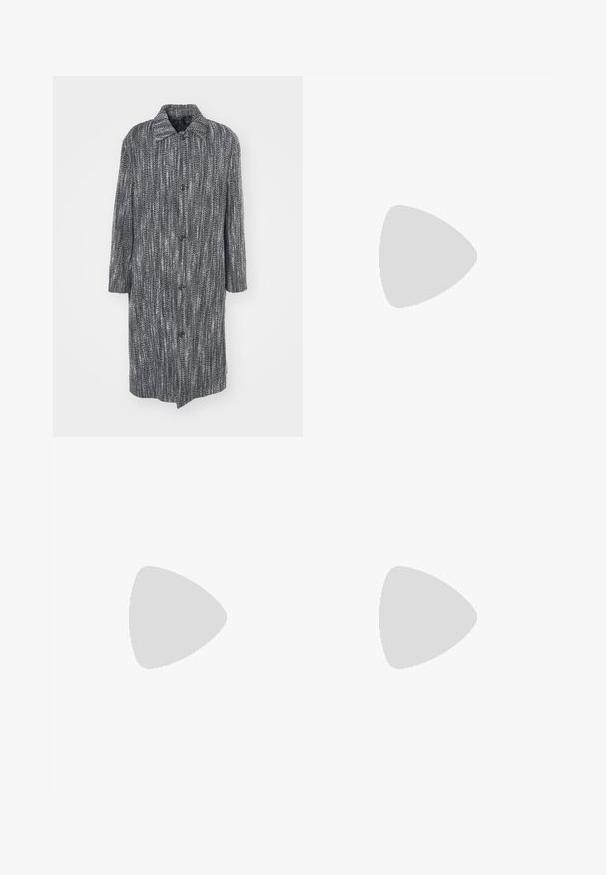 Roberto Cavalli DESCENT COAT - Manteau classique - black/white; T-shirt en coton noir avec un col rond, des manches courtes et le logo "EMPORIO ARMANI" en blanc au-dessus de "Milano" dans un design incurvé.; Pantalons beiges à jambe droite avec passants de ceinture, bouton avant et fermeture éclair, présentés à plat sur un fond blanc.; Baskets en cuir noir avec un profil bas, bout rond et fermeture lacée ; elles présentent une semelle en caoutchouc texturée et un détail de logo au niveau du talon.
