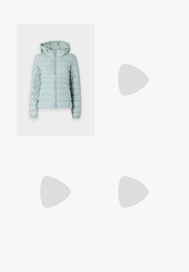 Casaco puffer azul claro com capuz, fecho zip e punhos elásticos. Apresenta um design matelassado e uma textura suave. Adequado para climas frios.; T-shirt azul claro de mangas curtas, feita de algodão macio. Apresenta um decote redondo clássico e um corte descontraído, sem padrões ou detalhes.; Calças de ganga de perna larga com um gradiente de azul claro a escuro, cintura alta, passantes para cinto e um cinto de tecido a condizer. Acabamento em ganga texturizada.; Even&Odd Sapatilhas - white/black