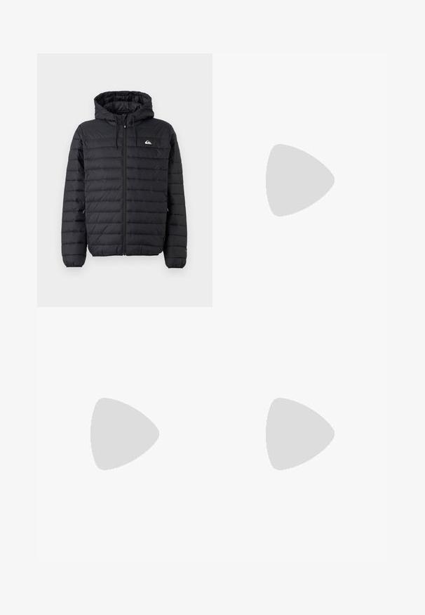 Casaco com capuz preto, acolchoado, com fecho de correr na frente, cordões ajustáveis no capuz e um pequeno logotipo no lado esquerdo do peito, em fundo simples.; Sweatshirt cinza claro feito de tecido suave, com decote redondo, mangas longas e punhos e bainha canelados. Design minimalista sem padrões.; Calças cinzentas feitas de tecido suave, apresentando um design de perna reta, fecho de botão e passantes para cinto; costuras mínimas e sem padrões.; Ténis de camurça preta com risca lateral branca, atacadores brancos e sola de borracha tipo gum. Design clássico de baixo com pormenores texturizados e bico arredondado.